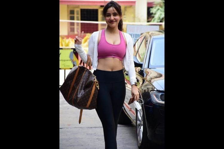 एक्ट्रेस  Neha Sharma का hot gym लुक देख फैंस हुए घायल, देखें तस्वीरें