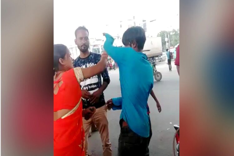 Video: लखनऊ में थप्पड़ गर्ल के बाद अब चप्पल वाली महिला का वीडियो वायरल