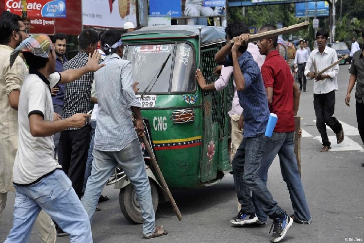 बांग्लादेश में फिर भड़की हिंसा, सड़कों को किया जाम 