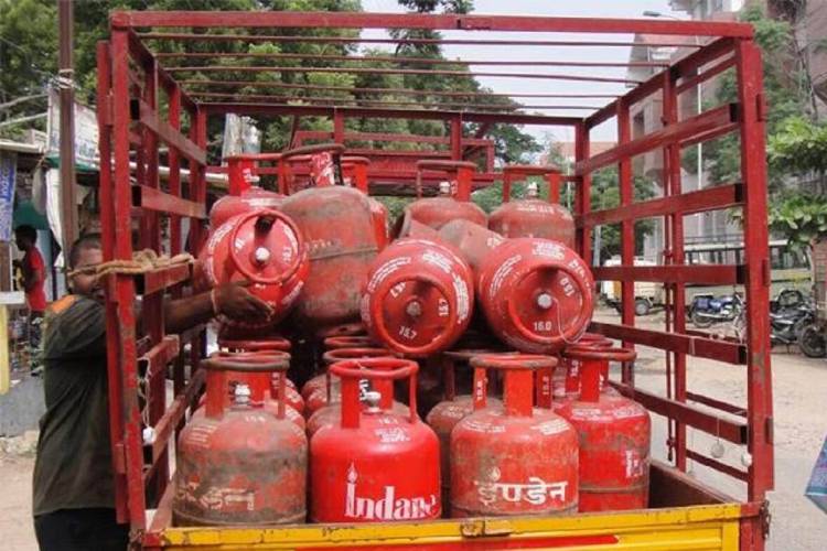  आम आदमी को लगा महंगाई का झटका, जानिए LPG सिलेंडर की कीमतों में कितना हुआ इजाफा