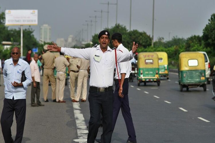 Trending News: किसानों के विरोध के बीच कई सड़कें बंद, ब्रिटेन से सभी उड़ानें बंद 