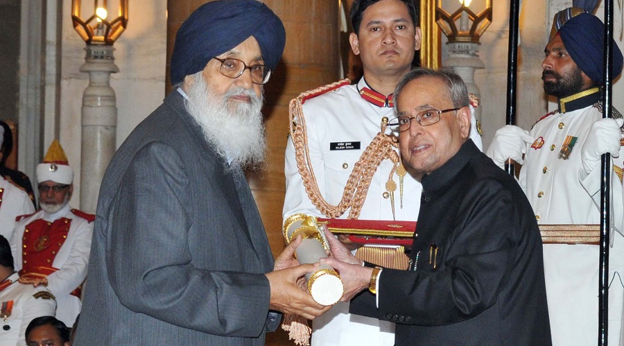 Know about the Politicians who resigned or gave away their awards in support of farmers