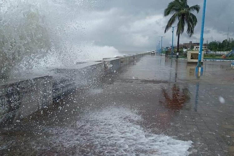 UP में दिखा Cyclone Yaas का असर, लखनऊ समेत कई इलाकों में हो रही हैं तेज हवाओं के साथ बारिश