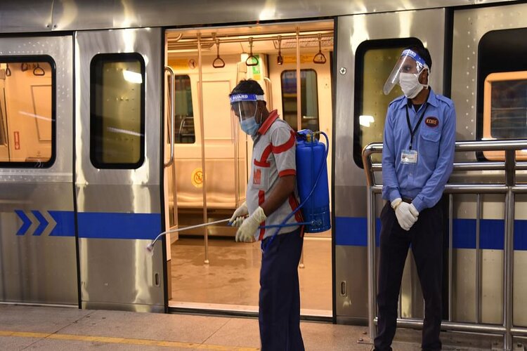 Life in a Metro: कोरोना के कहर के बीच दौड़ पड़ी दिल्ली मेट्रो, जानिए कैसे करें सुरक्षित यात्रा