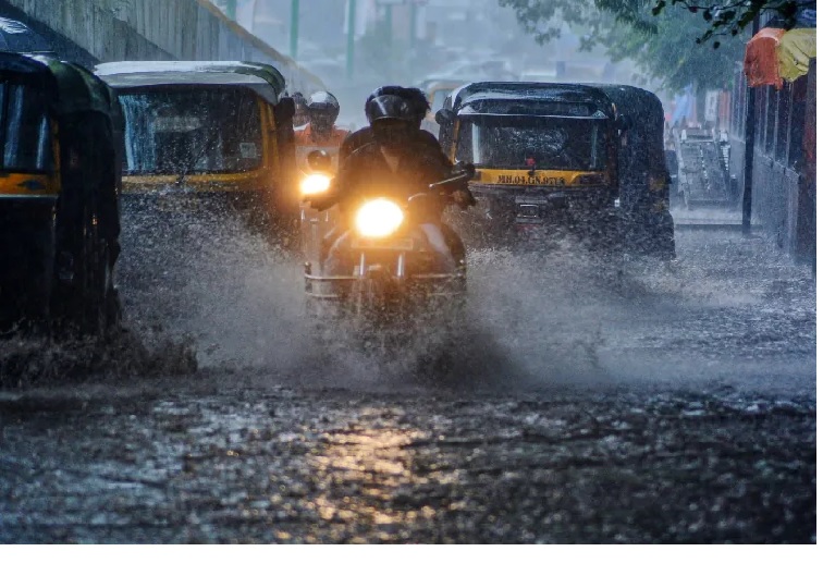 Today Weather Update: हिमाचल-महाराष्ट्र में भारी तबाही, 4 अगस्त तक इन राज्यों में तेज बारिश का अलर्ट, जानिए आज कहां-कहां बरसेंगे बादल...