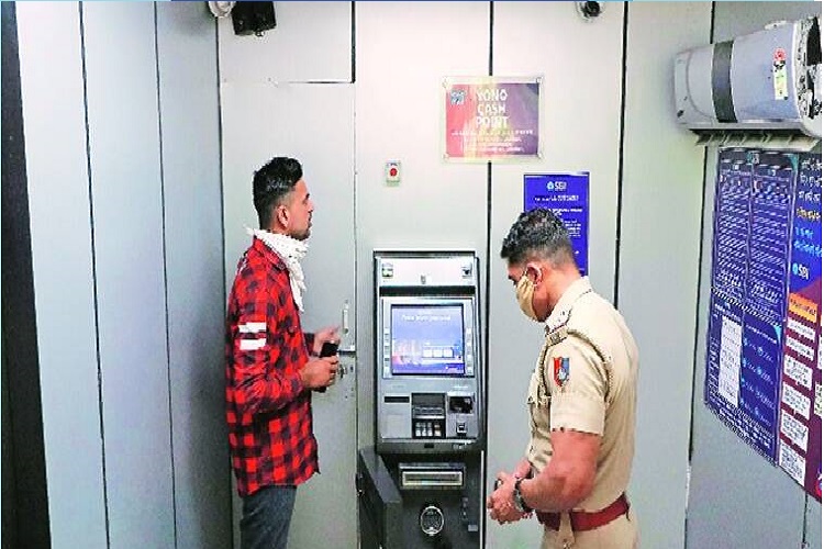 ATM से पैसा निकालना हुआ बेहद महंगा, नया नियम लागू हो चुका है