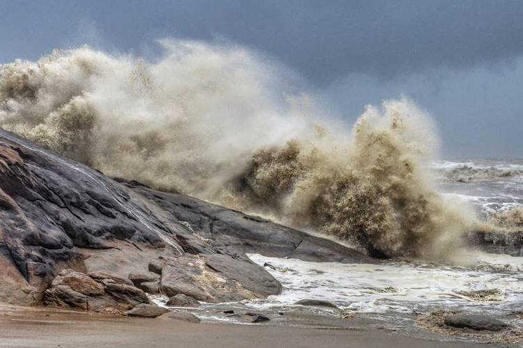 Cyclone Tauktae ने लिया भयानक रूप, यहां जानिए कैसे अब तक मचाई तबाही, Gujarat को किया अलर्ट