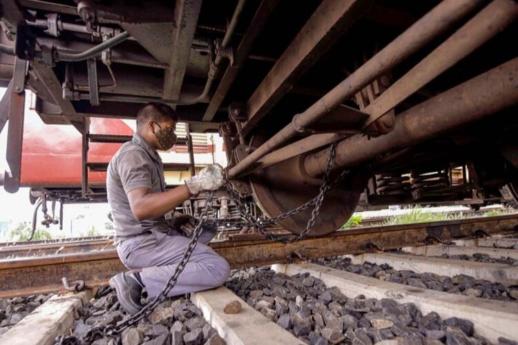 Indian Railways: साइक्लोन यास के खतरे को देखते हुए रेलवे ने पटरी पर जंजीरों से बांधे ट्रेनों के पहिए