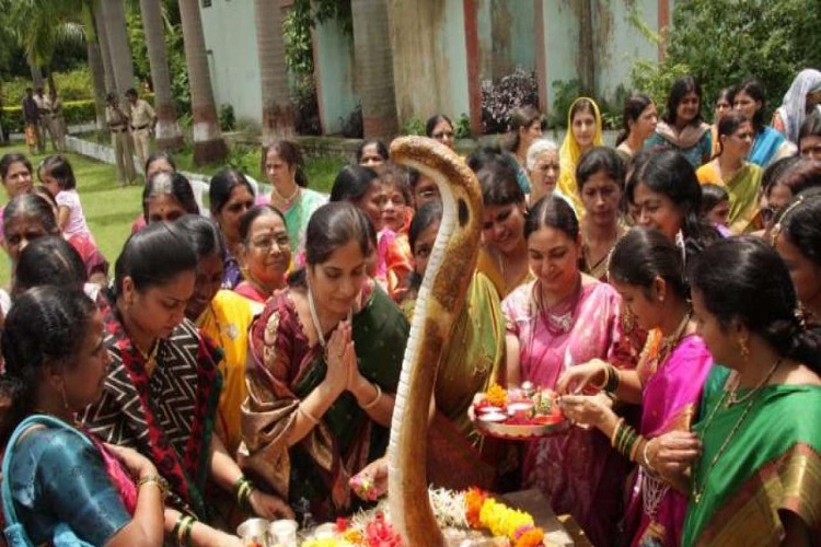 Nag Panchami: काल सर्प दोस से प्रभावित लोग करें ये उपाव, मेष और वृषभ राशि वाले करें इन मंत्रो का जाप 