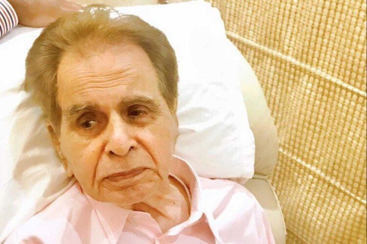 अभिनेता Dilip Kumar की तबियत बिगड़ी, अस्पताल में कराया गया एडमिट 