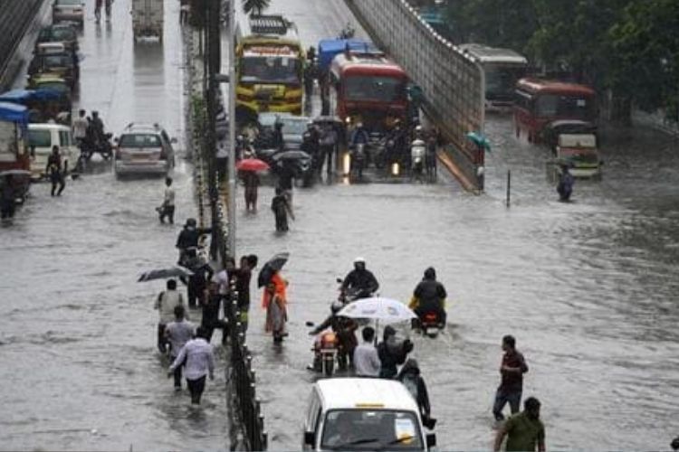 Maharashtra:  मुंबई में भारी बारिश के बाद कई इलाकों में जलभराव, दो दिन का किया अलर्ट जारी