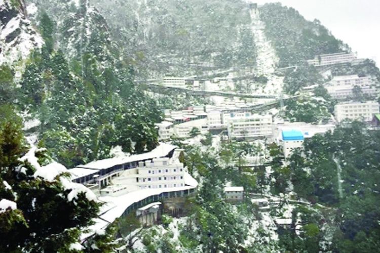 Fresh Snowfall : स्नोफॉल की वजह से ढाका माँ वैंष्णों देवी का मंदिर 