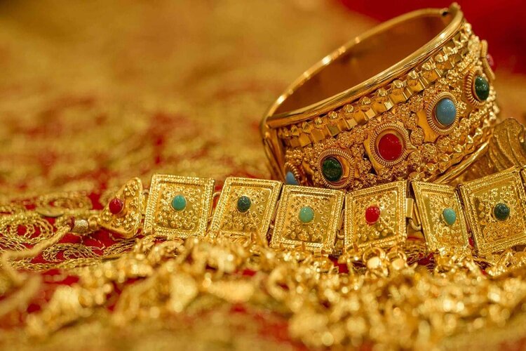 Gold price falls by Rs 370, Silver drops by Rs 1000 