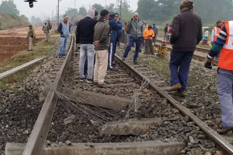 आज झारखंड बंद, माओवादियों ने रेल पटरी को विस्फोट करके उड़ाया, ऐसे पड़ा चीजों पर असर