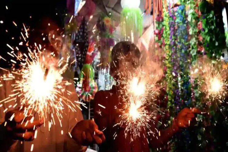 Delhi CM bans usage of Firecrackers in Delhi 