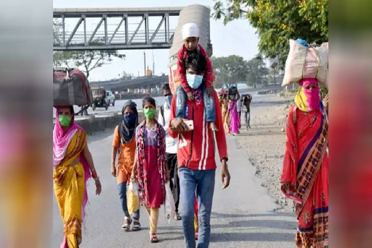 लॉकडाउन के ख़ौफ़ से परेशान हैं मज़दूर, बड़ी संख्या में हो रही है पलायन