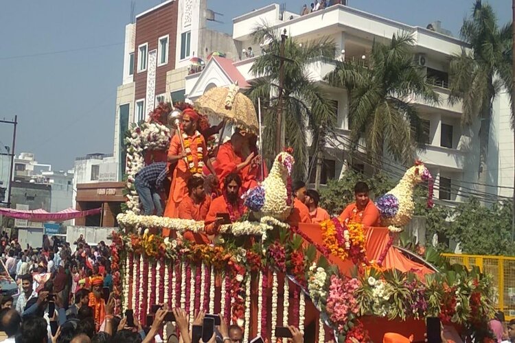 कुंभनगरी हरिद्वार में दिखा भव्य नजारा, पेशवाई पर की गई हेलिकॉप्टर से फूलों से बरसात 