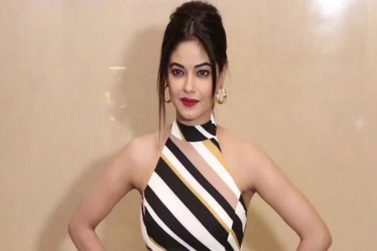 Meera Chopra ने खुद को फ्रंटलाइन वर्कर बता कर लगवाई कोरोना वैक्सीन, सरकार ने साधा निशाना