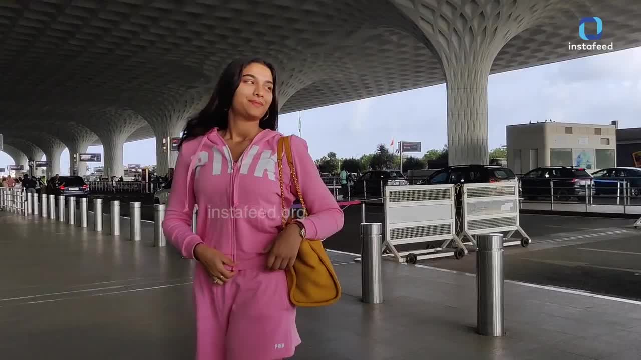 Video : सई मांजरेकर एयरपोर्ट पर स्पॉट हुईं।✈️