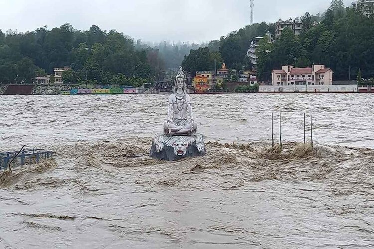 Rishikesh में गंगा ने पार किया खतरे का निशान, 2013 की आपदा याद कर सहमे लोग