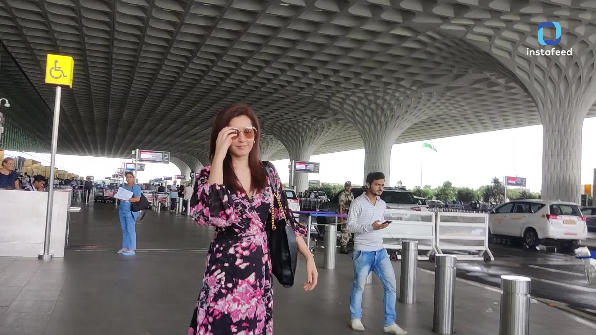 Video: Bollywood Actress राशि खन्ना एयरपोर्ट पर स्पॉट हुईं