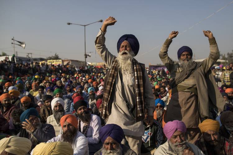 भारत बंद: होली के गानों पर नाचे किसान, इस तरह से दिखने लगा है देश पर असर