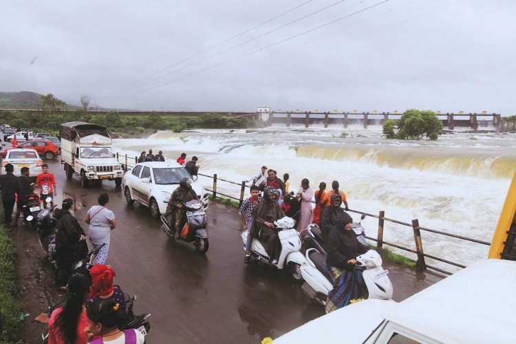 पुणे में परिवार हुआ हादसे का शिकार, डैम में डूबी कार