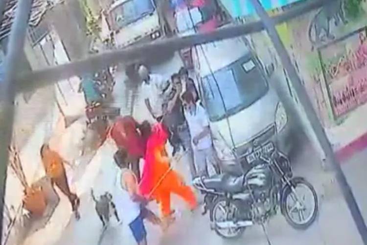 Delhi: मामूली बात पर बाइक सवार युवक की रॉड से पिटाई, CCTV में कई हुई घटना