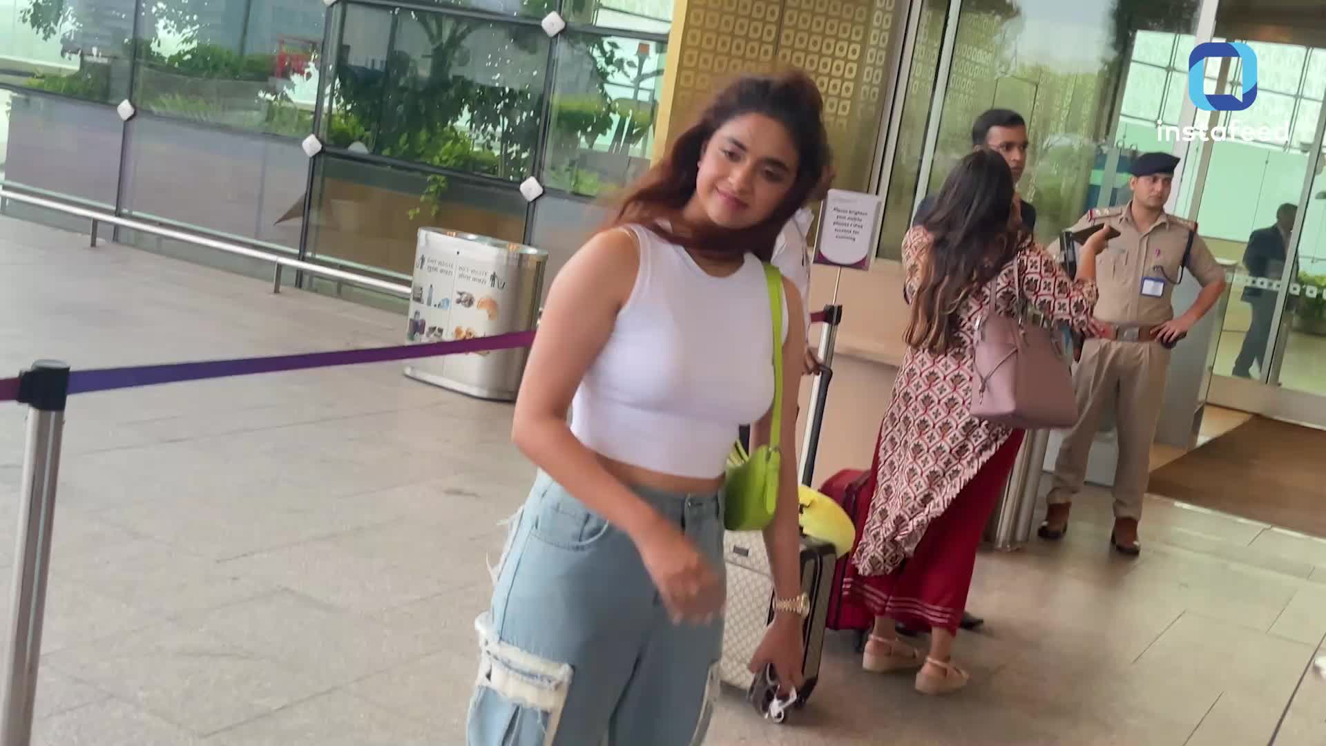 Video: Bollywood Actress कीर्ति सुरेश को हवाई अड्डे से प्रस्थान करते हुए देखा गया