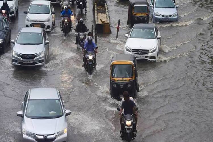 Monsoon:  महाराष्ट्र सहित कई जगहों पर भारी बारिश, पूरी तरह से जनजीवन हुआ प्रभावित