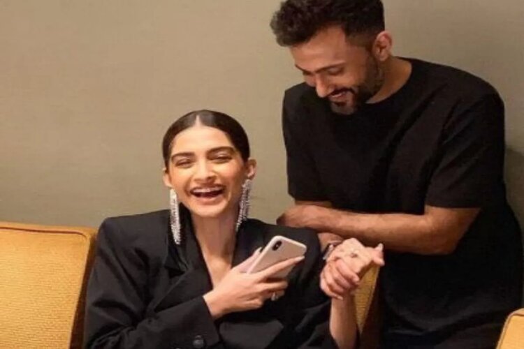 Anand Ahuja surprised Sonam Kapoor on her b'day