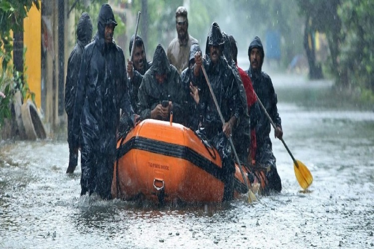 केरल में भारी बारिश से बिगड़े हालात, IMD ने 6 जिलों में जारी किया 'ऑरेंज अलर्ट'