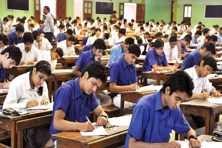 10 वीं के Exam रद्द कराने की तैयारी में जुटा UP Board, सरकार ले सकती हैं अहम फैसला