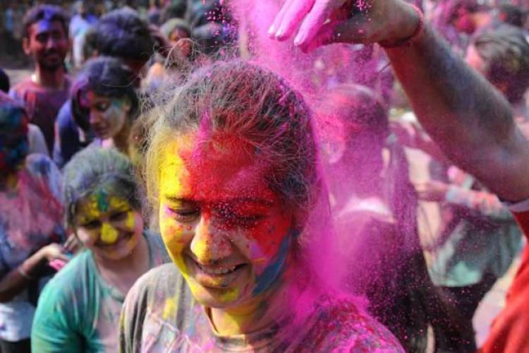  Holi 2021: इन 5 आसान और घरेलू तरीके से आप अपने चेहरे से हटाएं जिद्दी रंग