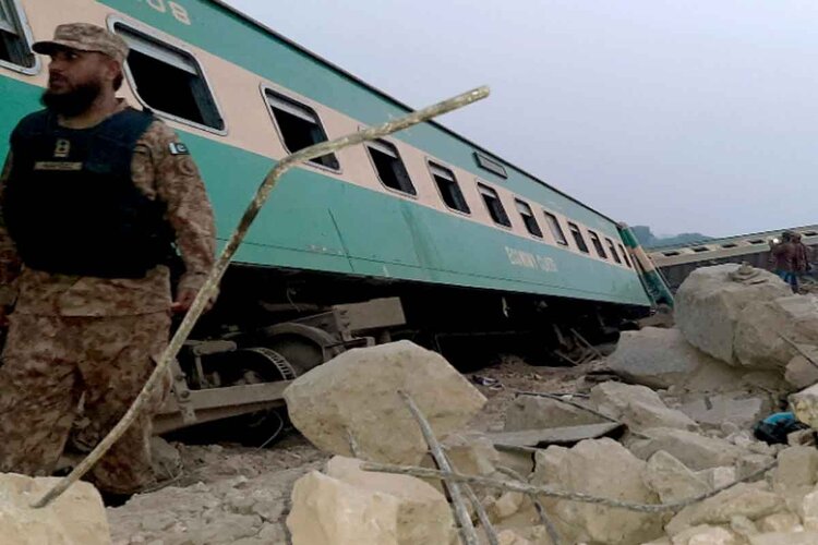 Fierce train accident in Pakistan, more than 30 people died