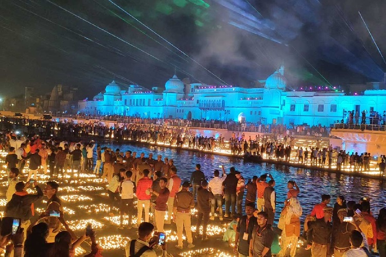 दिवाली पर सजा अयोध्या, 9 लाख दीपों से मां सरयू के श्रृंगार की तैयारी पूरी