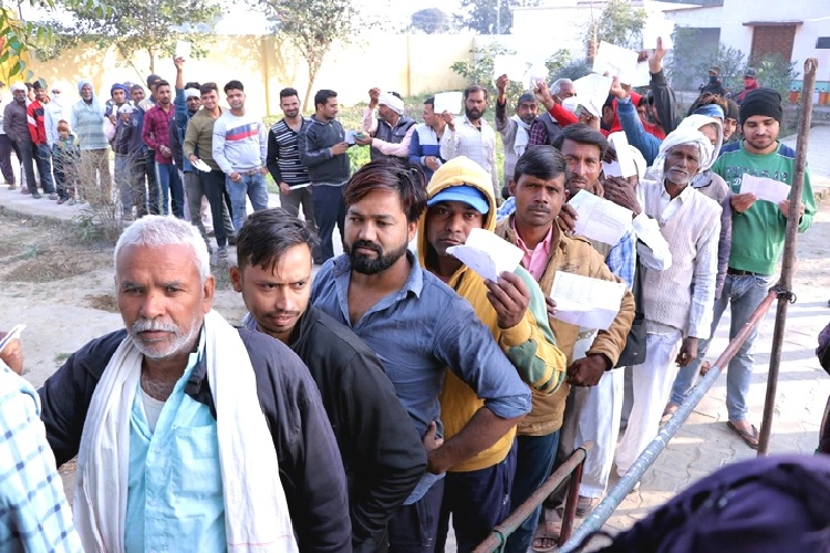 चुनाव 2022 वोटिंग लाइव: पंजाब में शाम 5 बजे तक 63% मतदान दर्ज, यूपी तीसरे चरण में 57% मतदान