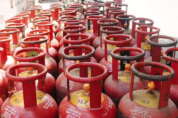  जनता को फिर लगा महंगाई का झटका, आज से 15 रुपये महंगा हुआ LPG सिलेंडर