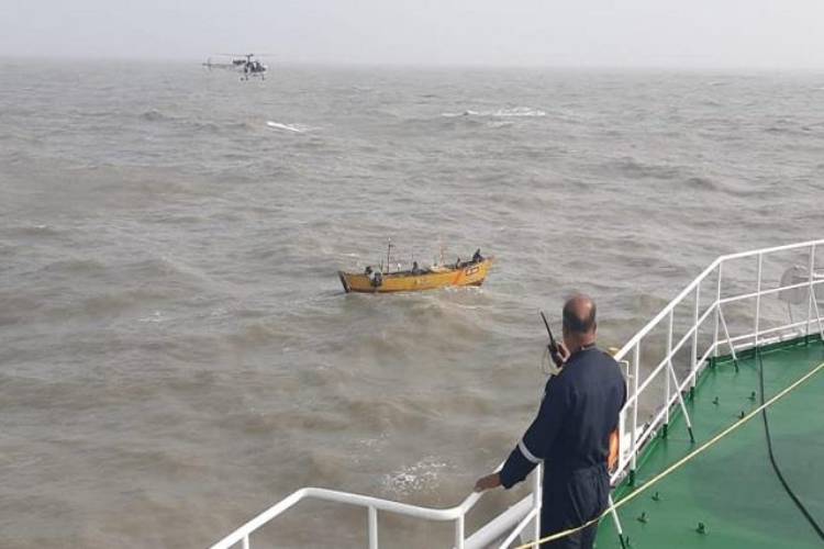 भयानक: Mumbai में  Cyclone Tauktae के बाद डूबा जहाज, 171 लोगों की नहीं मिली जानकारी