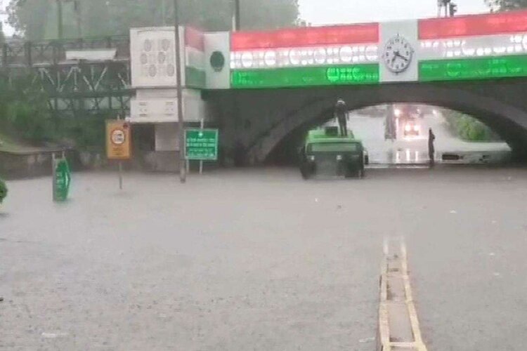 Rain lashes out in Delhi, Rainfall breaking records, IMD issues Orange Alert