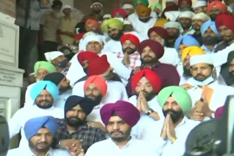 Navjot Singh Sidhu and other Congress MLAs visit Golden Temple 