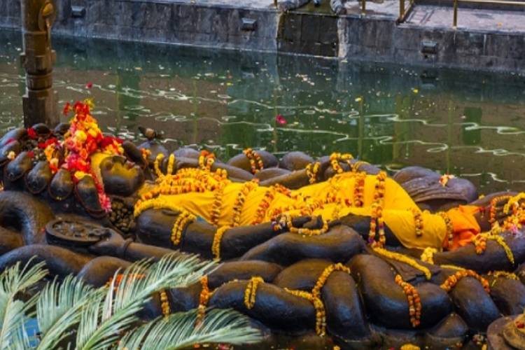 बुढानिलकंठ मंदिर: यहां तालाब में बसेरा करते हैं भगवान विष्णु, यूं पानी में तैरती है मूर्ति