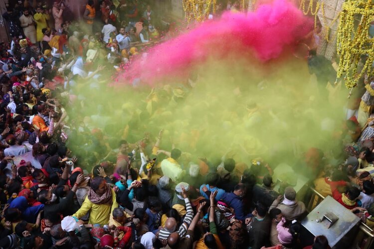 Holi Special: मथुरा में इस दिन मनाई जाएगी फूल और लड्डू होली, भक्तों पर चढ़ेगा राधे-कृष्ण का रंग