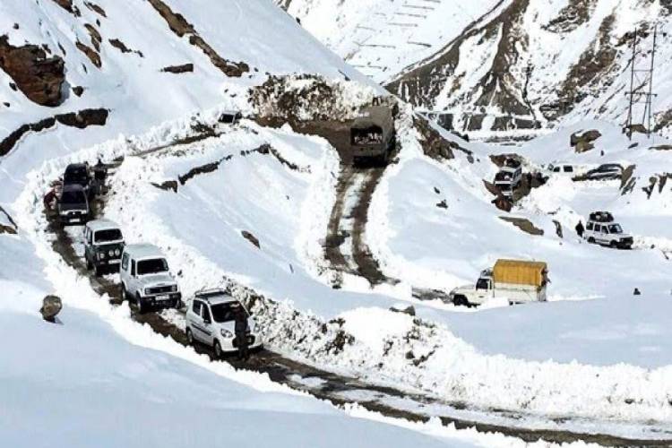 उत्तर भारत में कड़ाके की ठंड, हिमाचल, उत्तराखंड में बर्फबारी शुरू