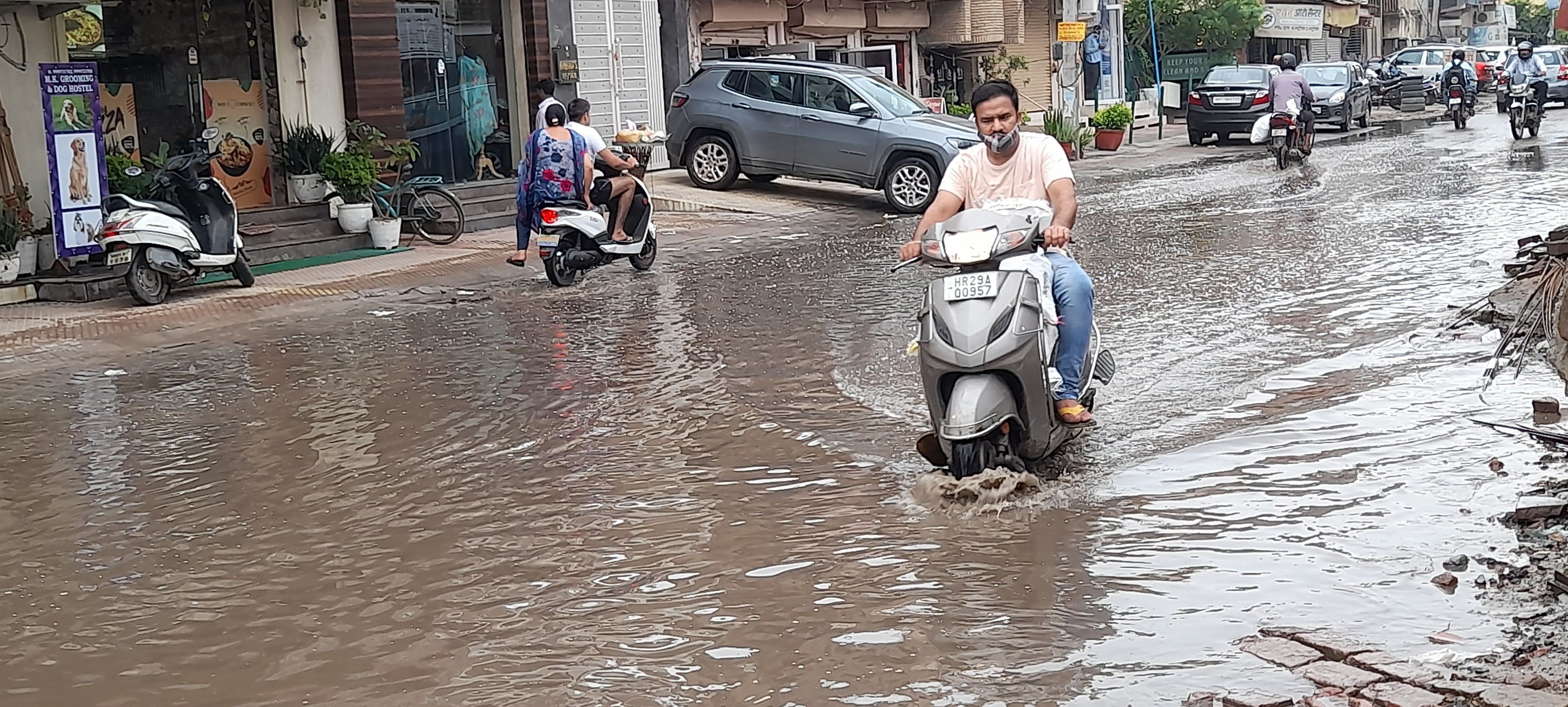 फरीदाबाद की सड़के पानी से लबालब 